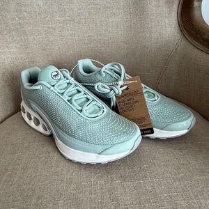 BRAND NEW!! Nike Women Air Max DN. S-9.5.Seafoam/Sail/Metallic Silver